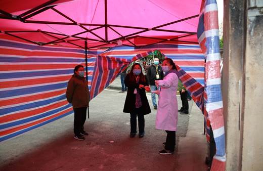 说明: E:\办公资料\照片与视频\贵阳学院工作图片\2020年\4月\22日—疫情期间开展学生入学演练工作\精选图片\宿舍检测体温点.JPG