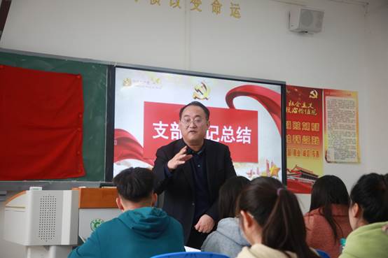 说明: E:\办公资料\照片与视频\贵阳学院工作图片\2020年\10月\15日——赵福菓副书记参加马院学生党支部党日活动\精选图片\AB3A0188.JPG