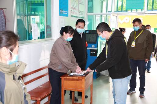 说明: E:\办公资料\照片与视频\贵阳学院工作图片\2020年\4月\22日—疫情期间开展学生入学演练工作\精选图片\进入宿舍由宿管人员进行登记发放登记卡.JPG