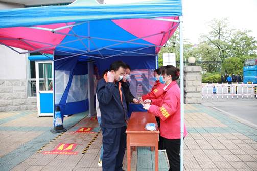 说明: E:\办公资料\照片与视频\贵阳学院工作图片\2020年\4月\22日—疫情期间开展学生入学演练工作\精选图片\更换嘀口罩区.JPG