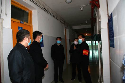 说明: E:\办公资料\照片与视频\贵阳学院工作图片\2020年\4月\22日—疫情期间开展学生入学演练工作\精选图片\校领导查看宿舍准备情况.JPG
