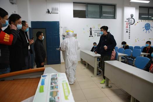 说明: E:\办公资料\照片与视频\贵阳学院工作图片\2020年\4月\22日—疫情期间开展学生入学演练工作\精选图片\体温异常学生被单独隔离进一不进行检测，其他学生不动.JPG