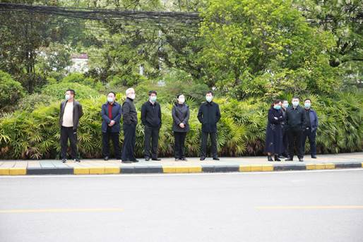 说明: E:\办公资料\照片与视频\贵阳学院工作图片\2020年\4月\22日—疫情期间开展学生入学演练工作\精选图片\校领导现场指挥观摩.JPG