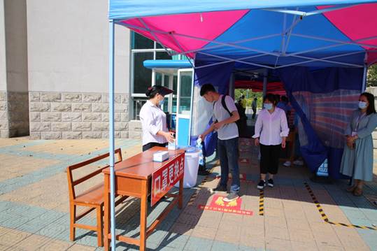 说明: E:\办公资料\照片与视频\贵阳学院工作图片\2020年\5月\6日—毕业班学生返校\AB3A8541.JPG