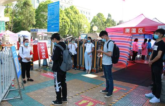 说明: E:\办公资料\照片与视频\贵阳学院工作图片\2020年\5月\6日—毕业班学生返校\精选图片\AB3A8532.JPG