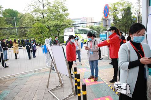 说明: E:\办公资料\照片与视频\贵阳学院工作图片\2020年\4月\22日—疫情期间开展学生入学演练工作\精选图片\第一道扫健康码区1.JPG