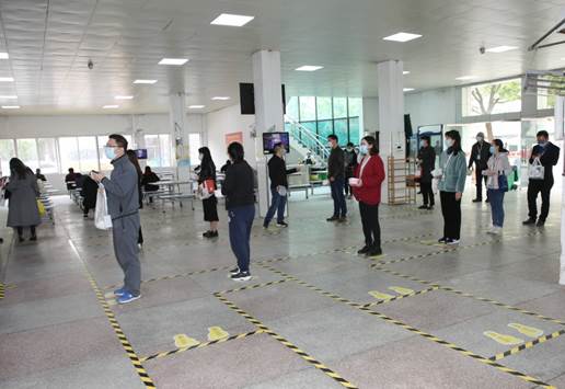 说明: E:\办公资料\照片与视频\贵阳学院工作图片\2020年\4月\22日—疫情期间开展学生入学演练工作\精选图片\食堂就餐按指定位置有序排队等候.JPG