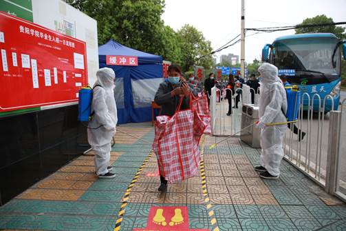 说明: E:\办公资料\照片与视频\贵阳学院工作图片\2020年\4月\22日—疫情期间开展学生入学演练工作\精选图片\行李消杀区.JPG